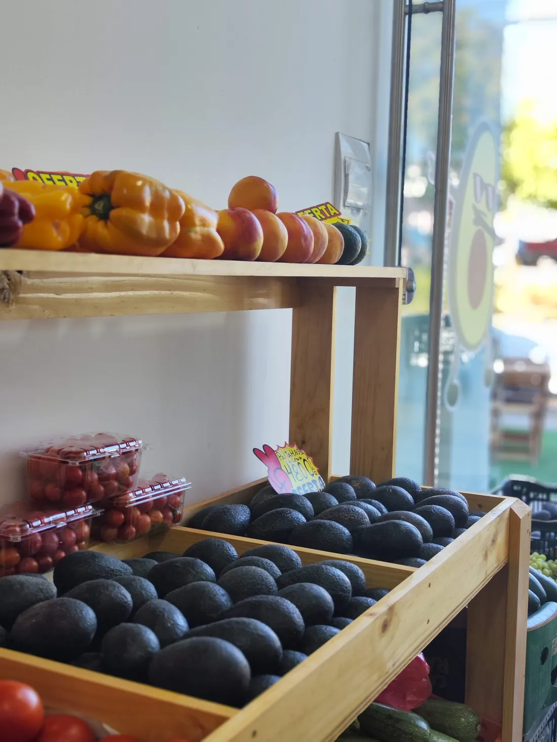 Cajones de palta Hass exhibidos en el local de Hasspal