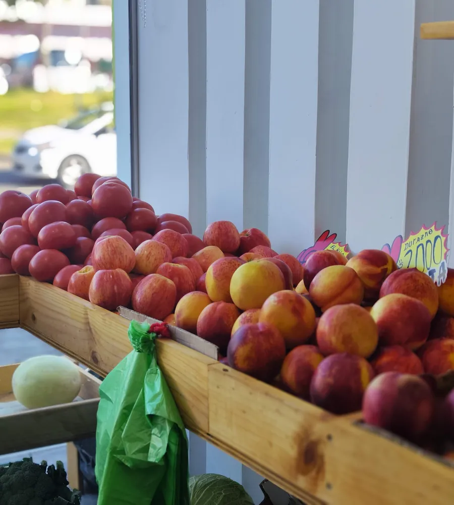 Duraznos y manzanas de estación