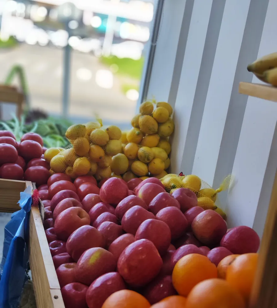 Palta Hass junto a otras frutas frescas en el local de Hasspal