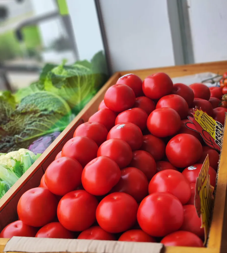 Tomates frescos exhibidos en el local