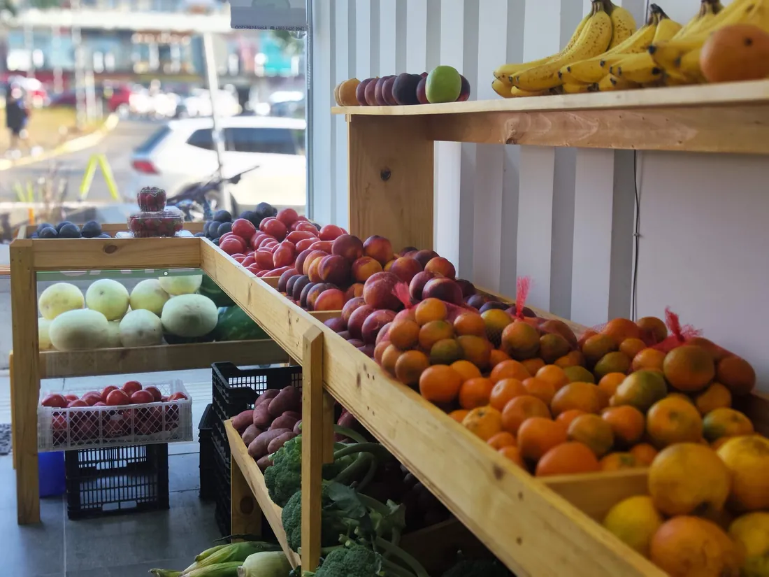 Estantes de fruta y verdura del local Hasspal en Concón