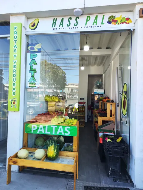Fachada del local de Hasspal en Concón, con el letrero HASS PAL paltas, frutas y verduras sobre la entrada