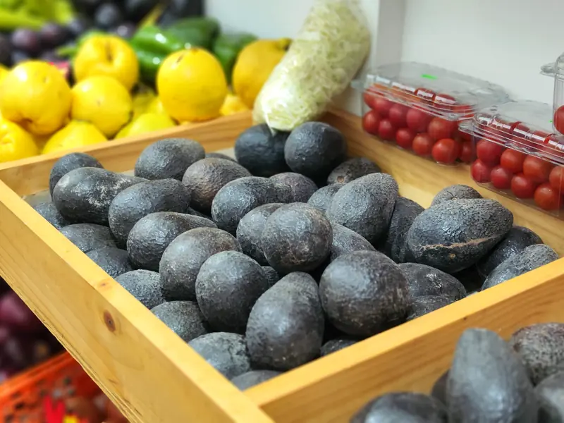 Palta Hass apilada en un cajón de madera dentro del local de Hasspal